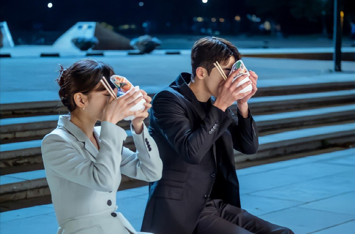 Nhưng tình cảm của Nam Do San càng lớn dần, anh không muốn tiết lộ sự thật với cô 