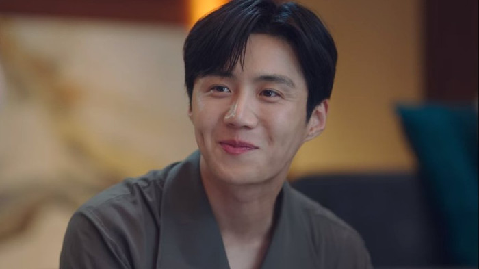 Nhưng vì nợ ân tình với bà năm xưa, nên cậu quyết định tạo nên một vở kịch 