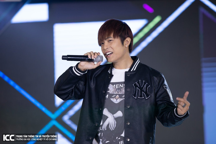 Gin Tuấn Kiệt cũng xuất hiện trong buổi lễ khai giảng của trường ĐH Công nghiệp TP.HCM tối 23/10