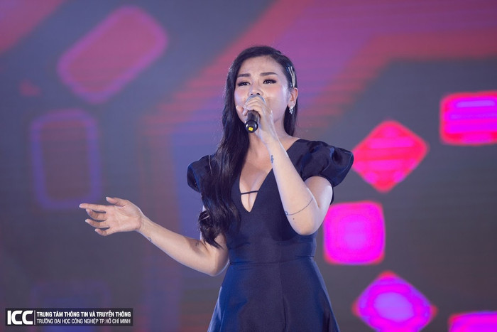 Nữ ca sĩ Trương Thảo Nhi khuấy động hội trường bằng những ca khúc đã từng tạo nên tên tuổi của mình, đặc biệt là bài hát 'Bốn chữ lắm' từng làm điên đảo các bảng xếp hạng của Vbiz