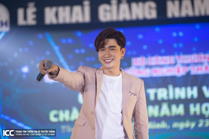 Nam ca sĩ Chi Dân với vẻ ngoài điển trai khiến nhiều nữ sinh phấn khích