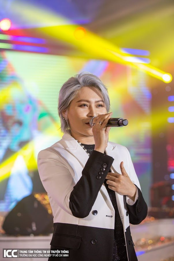 Ca nhạc sĩ Vicky Nhung với trang phục vest đầy cá tính cùng giọng hát trầm ấm nhận được vô vàn tràn pháo tay của các sinh viên có mặt trong hội trường