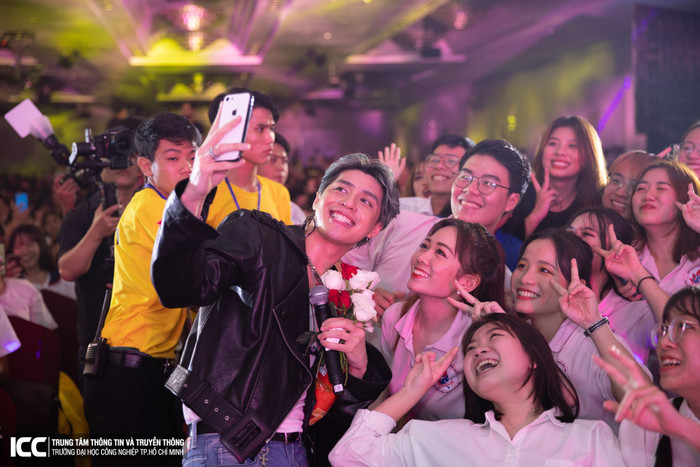 Anh chàng thậm chí còn hào hứng lưu giữ lại những kỷ niệm với sinh viên của trường bằng cách selfie