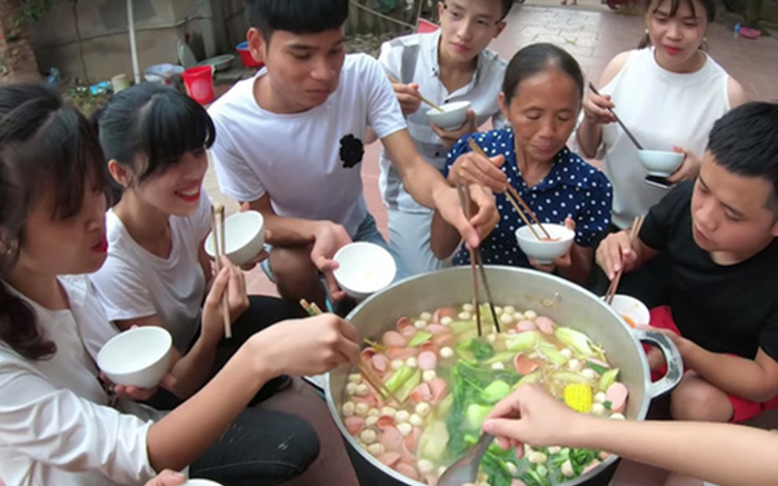 Dân mạng đặt nghi vấn bà Tân Vlog 'cài cắm' người tấm tắc khen đồ ăn ngon Ảnh 2