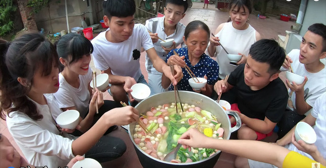 Dân mạng đặt nghi vấn bà Tân Vlog 'cài cắm' người tấm tắc khen đồ ăn ngon Ảnh 4