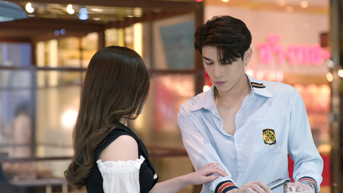 Liệu đây có phải một 'tiểu tam' khác theo đuổi Tharn trong phim.