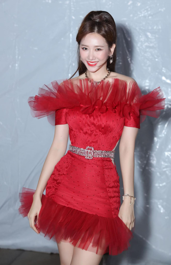 Chiếc váy ngắn trên gối nhiều lần, nhưng nhờ phần vải voan ngay tùng đã khéo che chắn, không bị phô phang, phản cảm. 