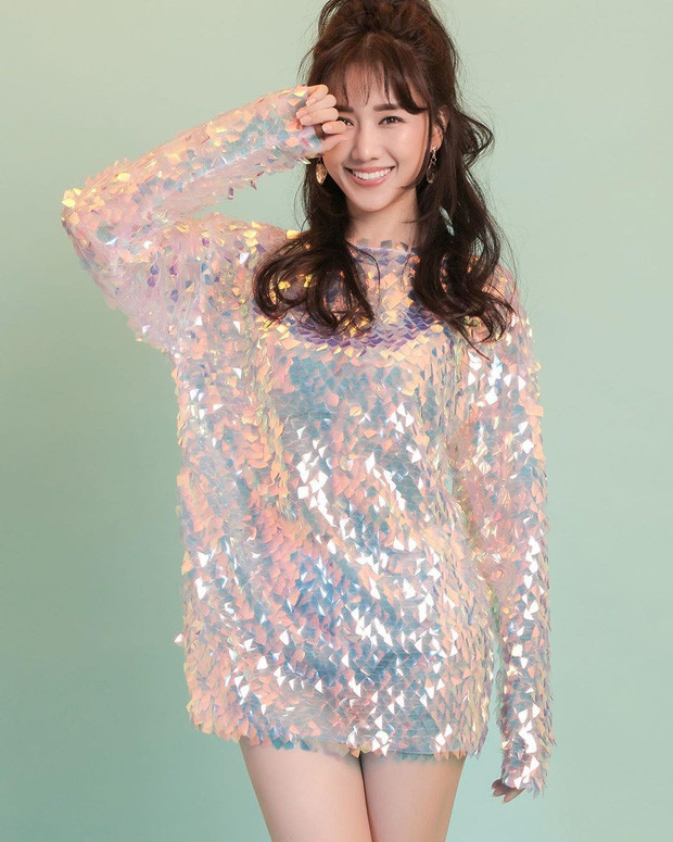 Khi khác lại vô cùng lấp lánh với váy phom rộng, đính kết sequin chuyển sắc. 