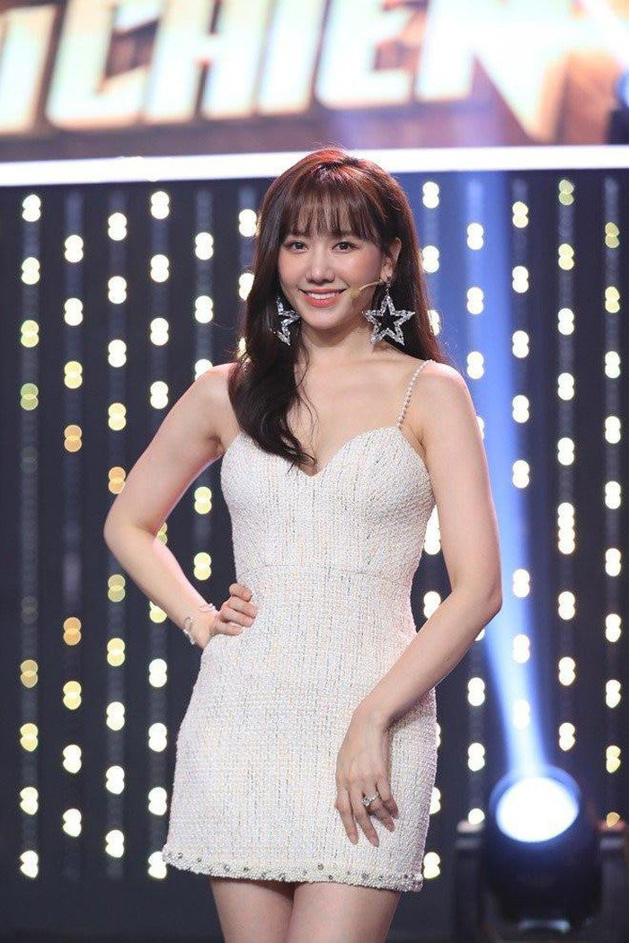 Phối cùng hoa tai ngôi sao lấp lánh, nữ ca sĩ ngay lập tức có được vẻ ngoài vừa đơn giản nhưng lại vẫn rất nổi bật. 