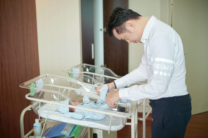 Dương Khắc Linh đã ra dáng ông bố bỉm sữa khi nhận nhiệm vụ chăm các con