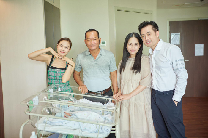 Sara Lưu và Dương Khắc Linh thể hiện niềm hạnh phúc thấy rõ trên gương mặt sau khi đón 2 thành viên mới