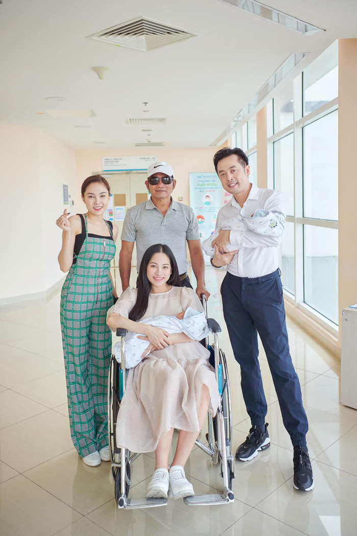 Cặp đôi cũng được đông đảo bạn bè nghệ sĩ, người hâm mộ và cư dân mạng gửi lời chúc mừng trong suốt những ngày qua. 