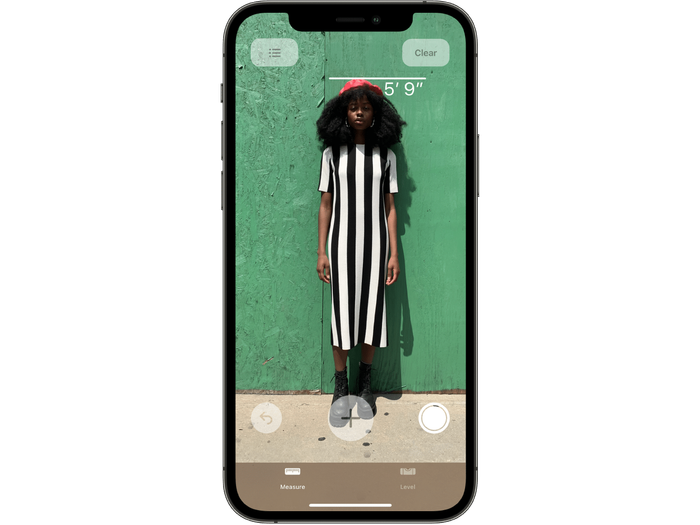 Khi ứng dụng Measure phát hiện một người trong tầm ngắm, ứng dụng này sẽ tự động đo chiều cao của họ từ mặt đất đến đỉnh đầu, nón hoặc tóc của họ. (Ảnh: Apple)