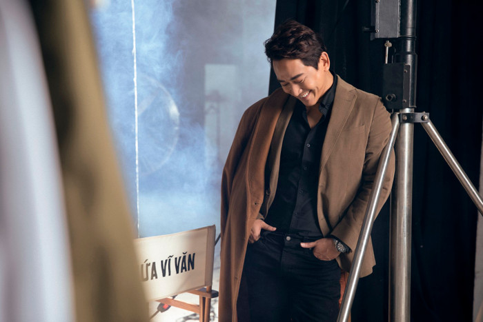 Hứa Vĩ Văn xuất hiện với hình ảnh phong trần, bụi bặm, tuy khác lạ nhưng vẫn đốn tim fan Ảnh 5