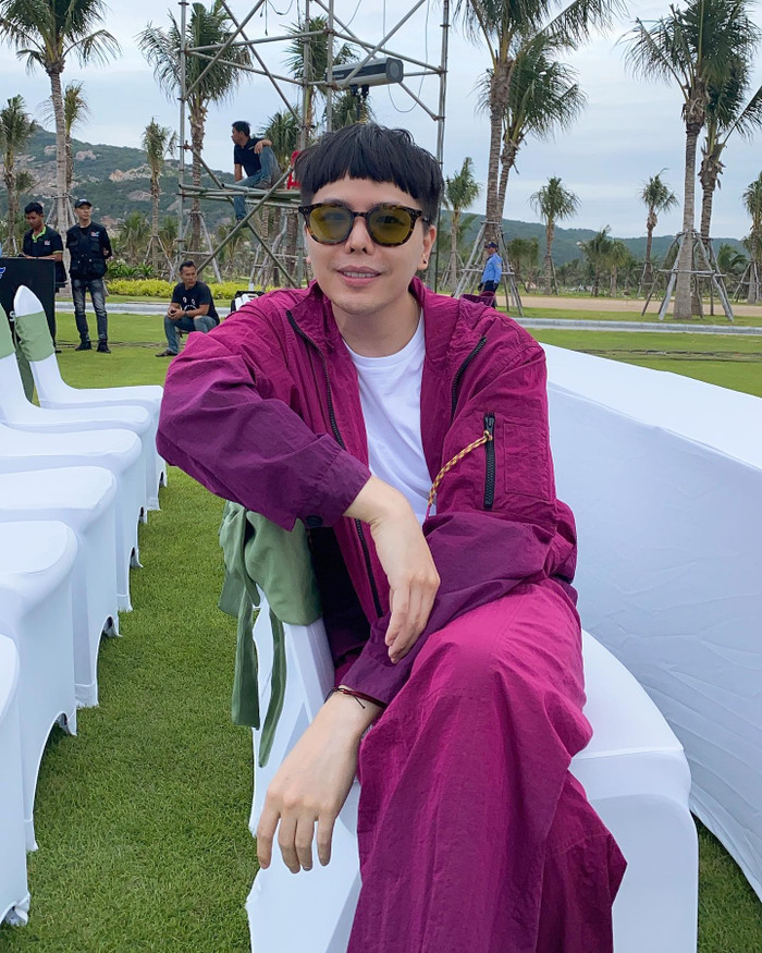 Trịnh Thăng Bình khoe ảnh diện cả cây đồ tím lịm và để mái ngố