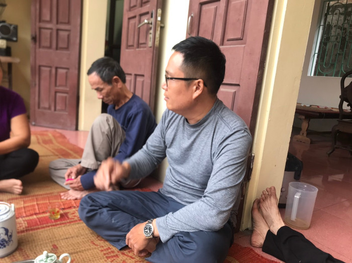 Ông Uý ngồi chờ đợi tin tức về con gái.