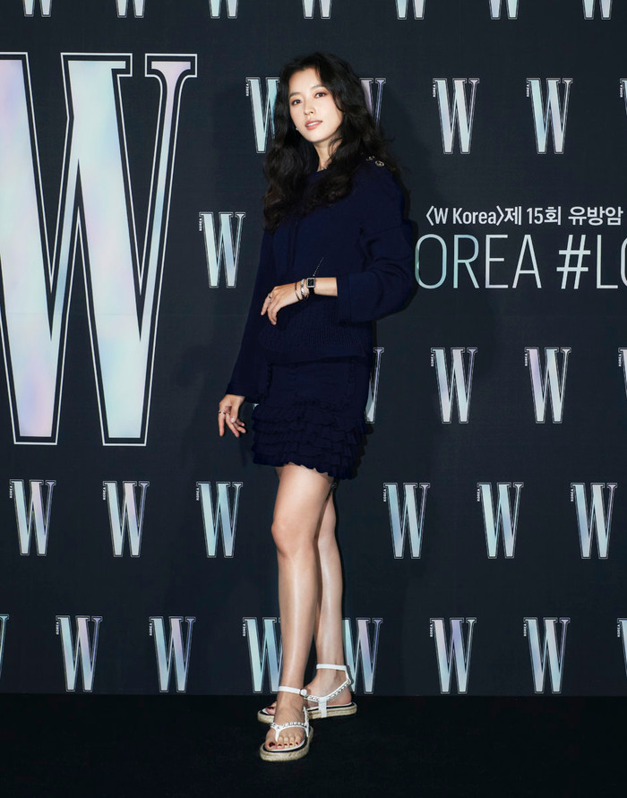 Trong khi, cô em Han Hyo Joo khoe thần thái sang chảnh với chiều cao ấn tượng.