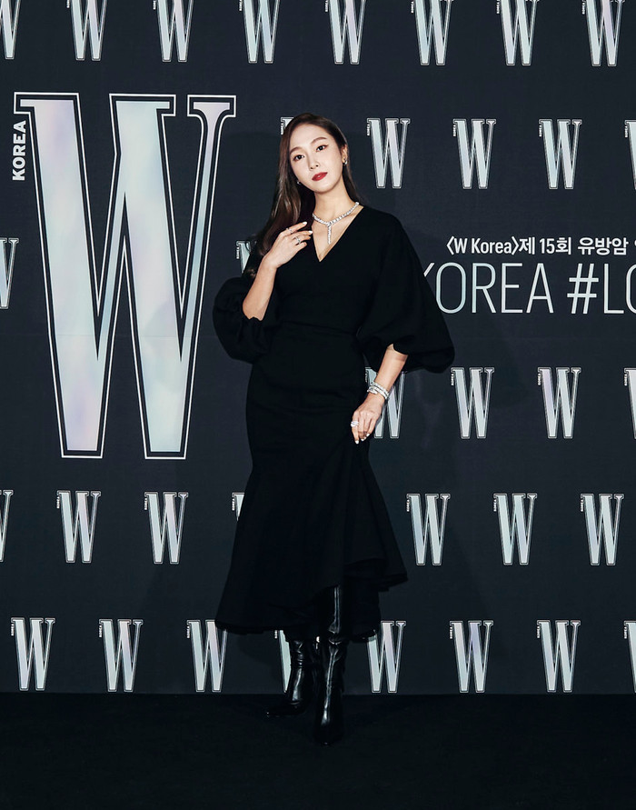 Cô chị quyến rũ gợi cảm.