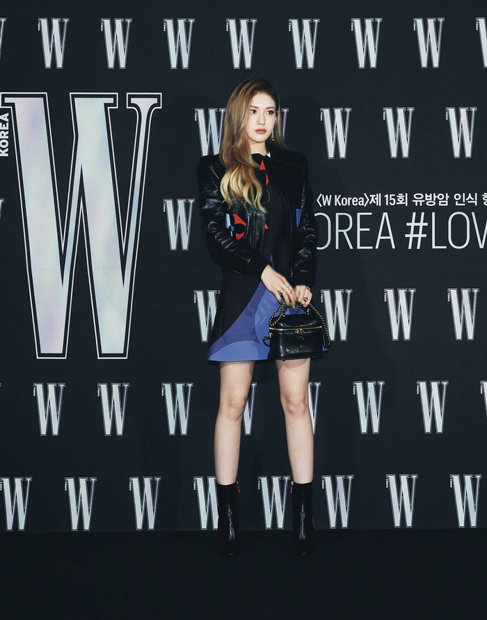 Jeon Somi khoe đôi chân dài miên man.