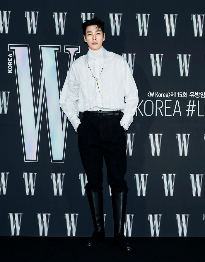 Kim Young Kwang sở hữu vóc dáng cao, quả nhiên xuất thân từ model có khác.