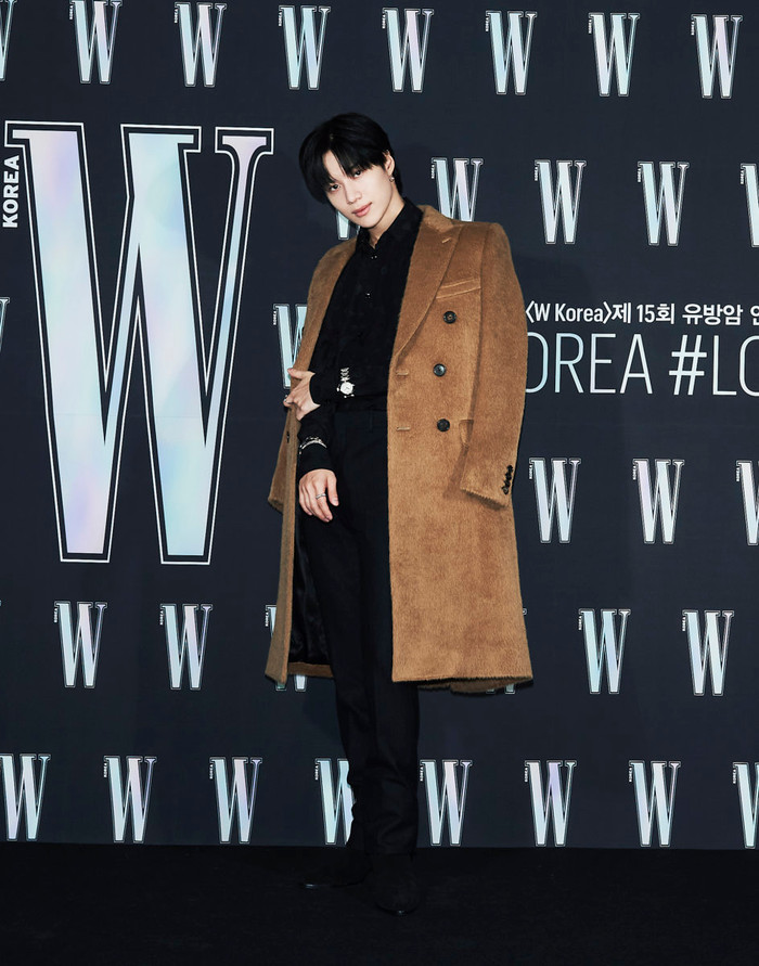 Taemin đẹp trai với phong thái 'lạnh lùng', tựa mỹ nam truyện tranh.