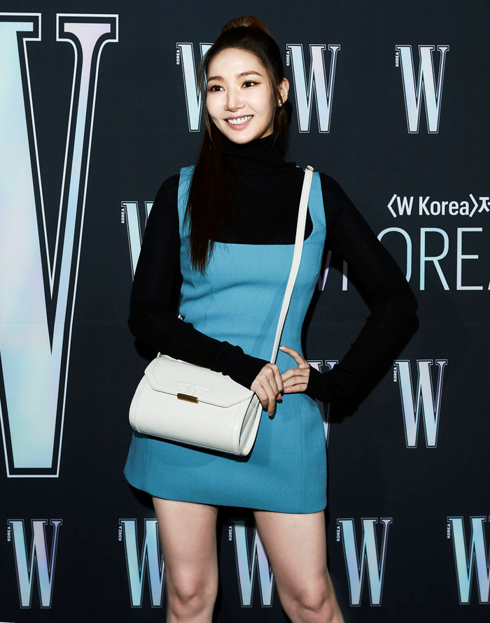 Một số khán giả đặt câu hỏi: 'Liệu có phải do di chứng phẫu thuật thẩm mỹ?'.