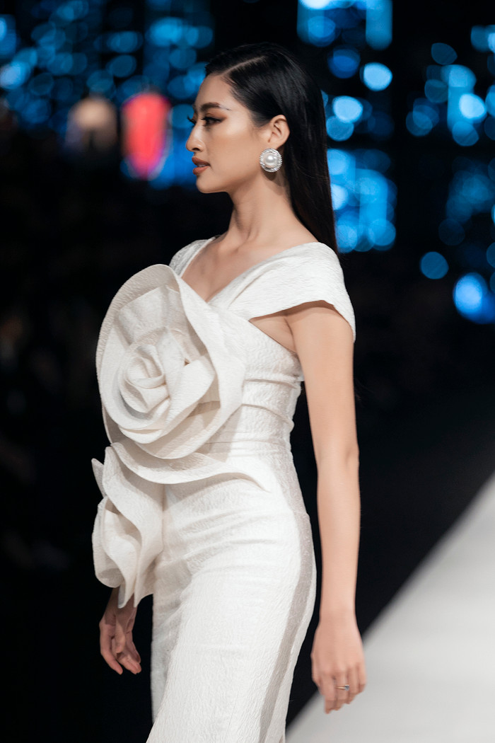 Lương Thùy Linh xinh đẹp ngút ngàn, catwalk 'thần sầu' cùng Võ Hoàng Yến, Ninh Dương Lan Ngọc Ảnh 7