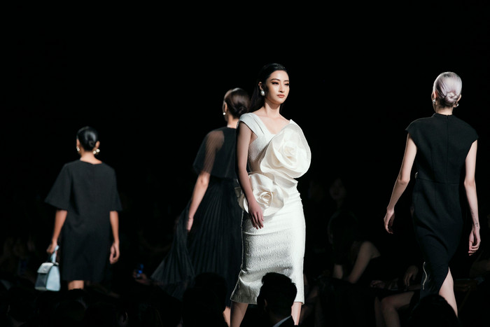 Diễn First Face sang chảnh, Lương Thùy Linh tự tin đọ sắc cùng Võ Hoàng Yến - Ninh Dương Lan Ngọc Ảnh 5