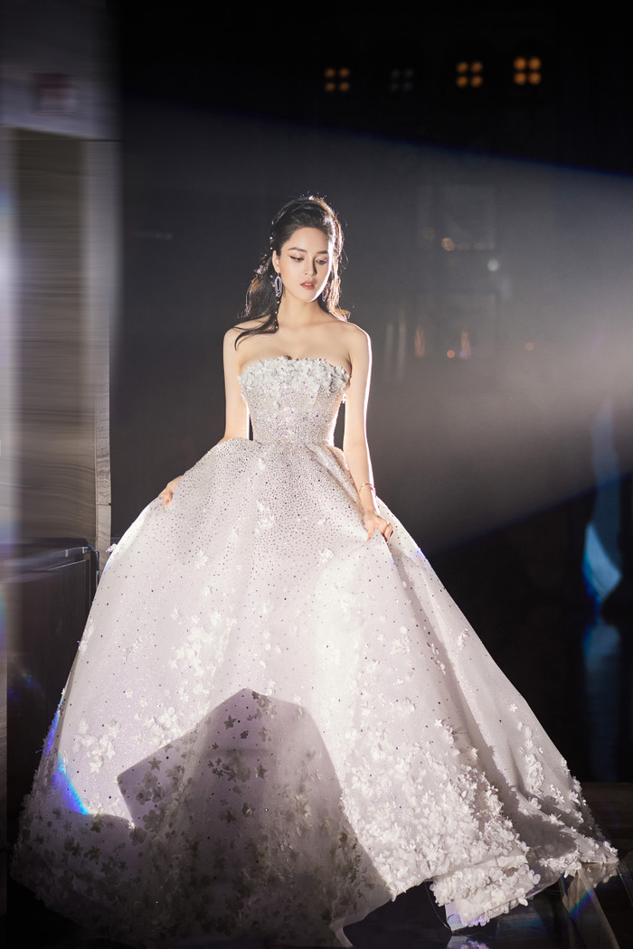 Người đẹp Hà Thành diện chiếc váy đầu tiên ở Việt Nam có số lượng pha lê khổng lồ như vậy&nbsp;&nbsp;