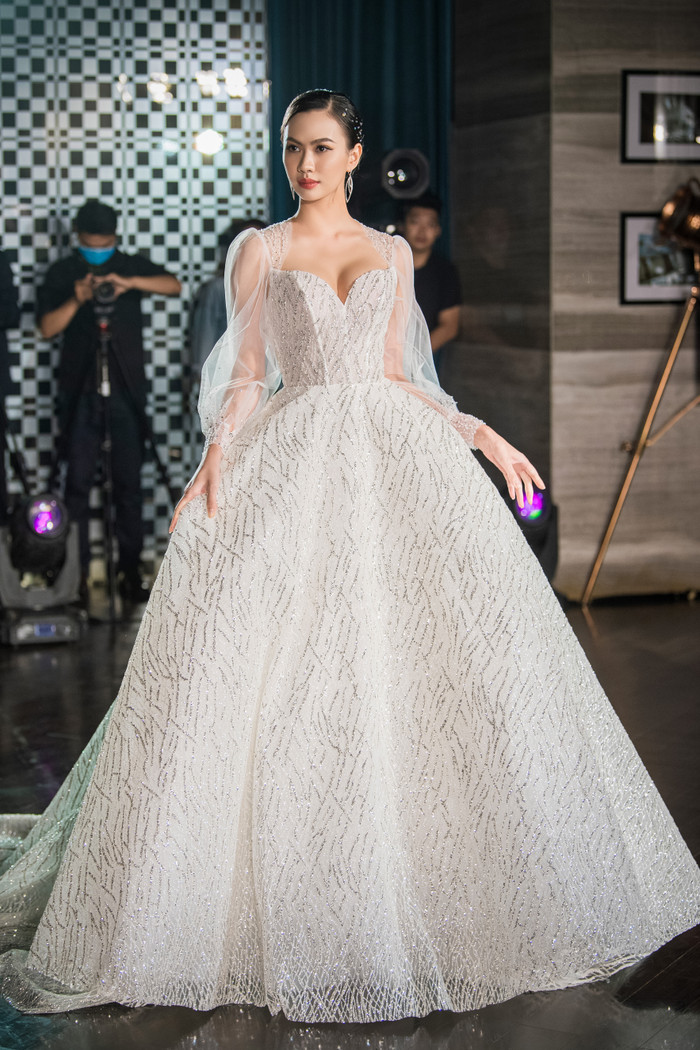 Thiết kế váy cưới bồng bềnh giúp các cô dâu xinh đẹp như một nàng công chúa bước ra từ truyện cổ tích