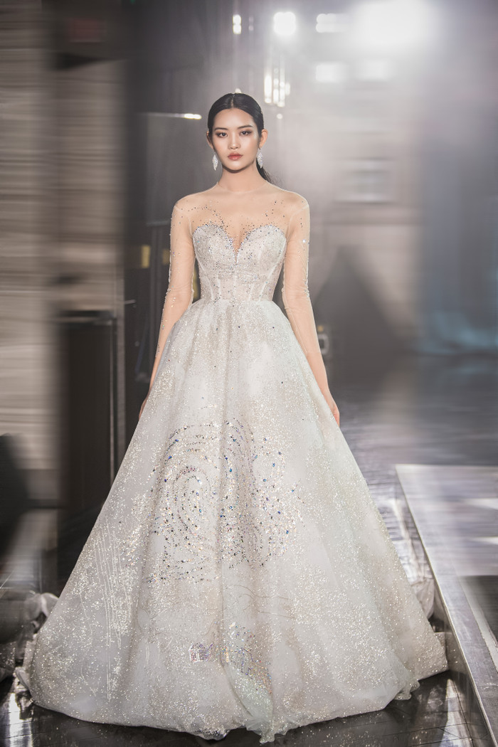 Thiết kế váy cưới đơn giản, nhẹ nhàng, bồng bềnh điểm xuyến các viên đá đủ màu lấp lánh trên thân váy &nbsp;như dải mây vắt nhẹ qua bầu trời.&nbsp;