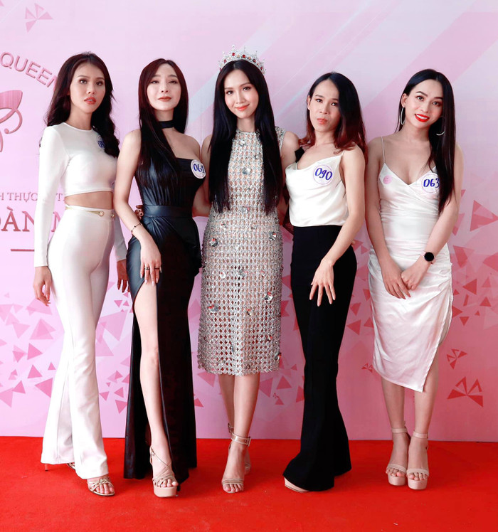 Đỗ Nhật Hà hội ngộ Ngọc Vi, Đào Anh và Lê Tiêu Linh.