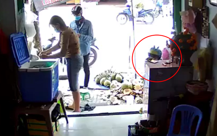 Clip: Nam thanh niên xúi giục bé trai trộm điện thoại của người bán dừa gây bức xúc Ảnh 2