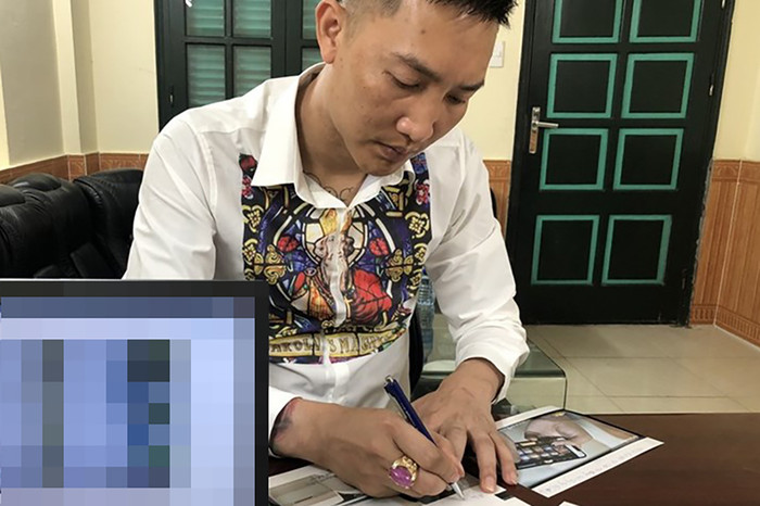 Huấn Hoa Hồng tại cơ quan điều tra thời điểm ngày 20/8. (Ảnh: Công an cung cấp / VnExpress)