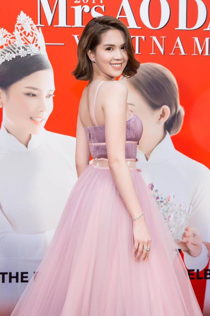 Ở mỗi sự kiện, cô diện trang phục khoét lưng để tạo điểm nhấn. Với kiểu thiết kế này chân dài tự tin khoe lưng trần và đường cong quyến rũ.