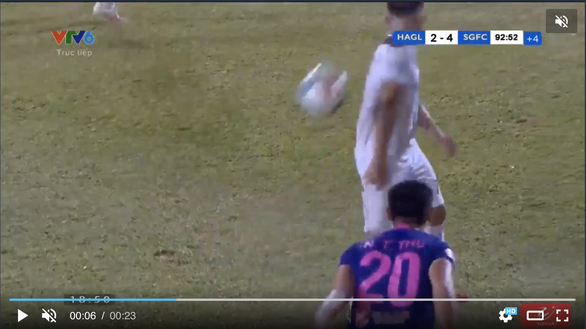 Cầu thủ Sài Gòn ném bóng thẳng mặt Hồng DUy gây bức xúc cho người hâm mộ.
