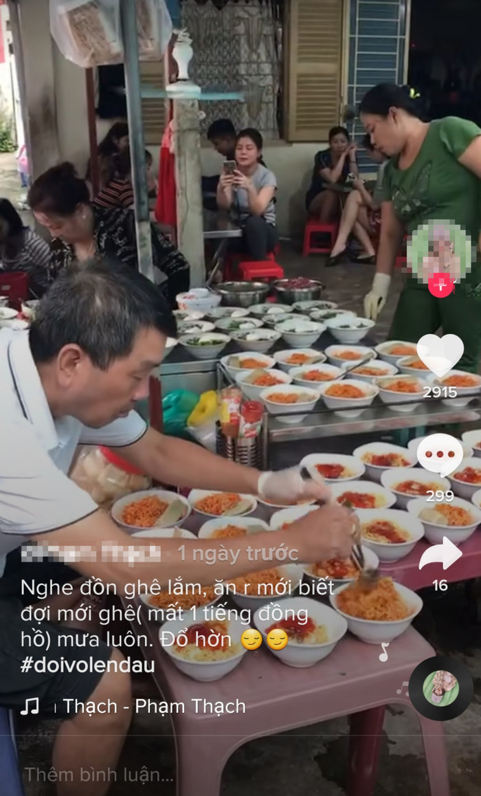 Khách hàng phải chờ rất lâu, có khi mì đã ăn xong nước súp mới được đem ra