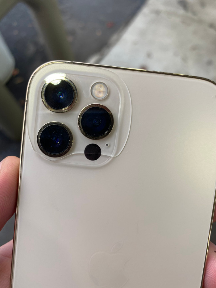 Chiếc iPhone 12 Pro này có một vết nứt chạy dọc theo khung và module camera sau. (Ảnh: @MaxWeinbach) 