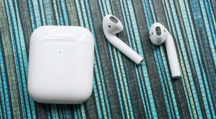 AirPods có thiết kế dài hơn chiếc AirPods Pro. Ảnh: CNET