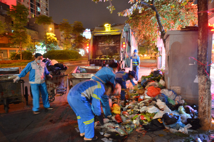 Hình ảnh đường phố nội thành Hà Nội ngập rác.