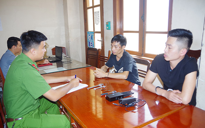 Hai nam thanh niên dùng thiết bị phá sóng để thực hiện hàng chục vụ trộm xe máy Ảnh 2