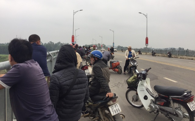 Nam thanh niên bỏ lại dép và xe máy trên cầu rồi gieo mình xuống sông Hiếu tự tử Ảnh 2