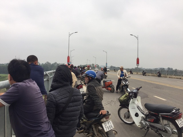 Rất đông người dân đến theo dõi