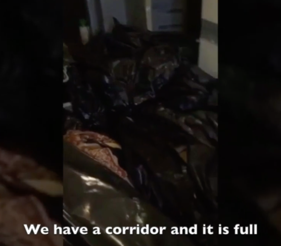 Thi thể bệnh nhân COVID-19 không kịp xử lý, nằm chật kín lối đi trong nhà xác ở Nga Ảnh 4