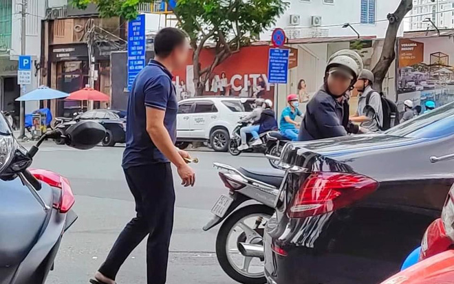 Nam thanh niên có hành động bất ngờ với người đàn ông lam lũ lỡ đổ khay cơm tạo nên hình ảnh đẹp giữa Sài Gòn Ảnh 2