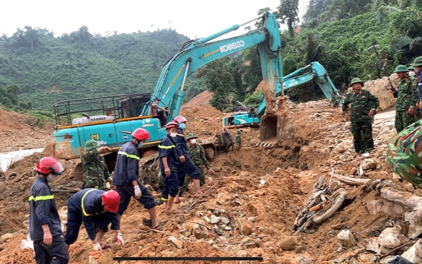 Nối lại công tác tìm kiếm các nạn nhân mất tích trong vụ sạt lở thủy điện Rào Trăng 3 sau một ngày gián đoạn Ảnh 2