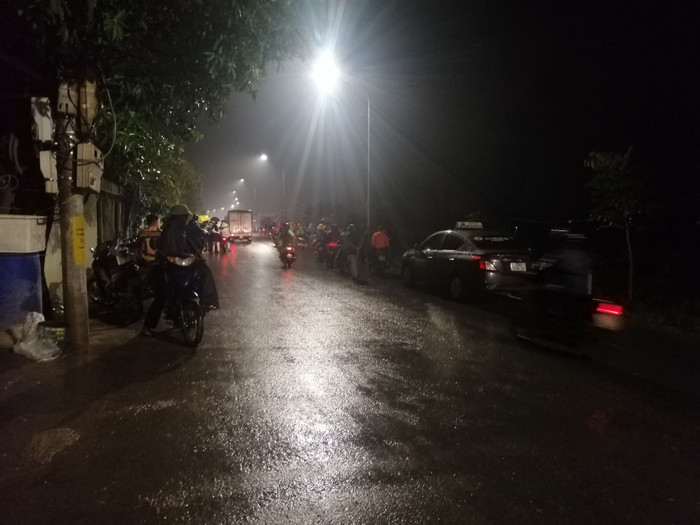 Nhiều người đứng xem lực lượng chức năng điều tra khu vực nữ sinh mất tích.