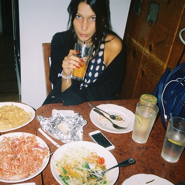 9 siêu mẫu được mệnh danh 'thánh body' nhưng rất chăm ăn pizza, hamburger Ảnh 3