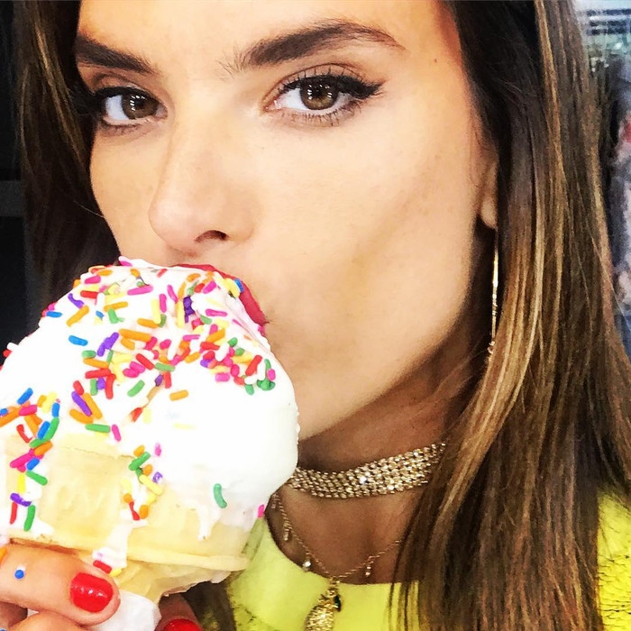 9 siêu mẫu được mệnh danh 'thánh body' nhưng rất chăm ăn pizza, hamburger Ảnh 6