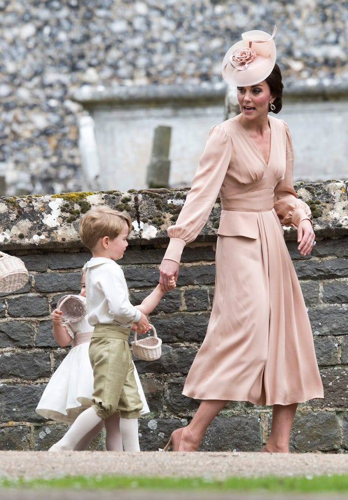  Kate Middleton mặc một bộ trang phục trị giá 14,000 USD (324,478,000 VNĐ) trong đám cưới của chị gái. 